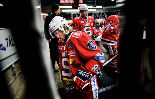 Linus Klasen, Södertälje, lämnar isen