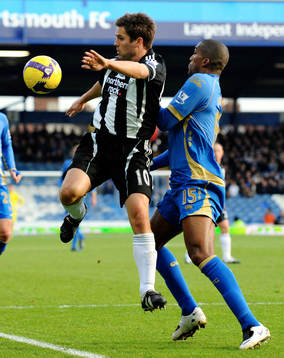 Sylvain Distin, Portsmouth och Michael Owen, Newcastle