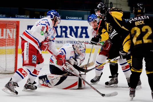 Christian Engstrand, målvakt, Oskarshamn kramar om pucken
