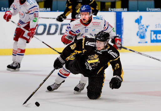 Patrik Bergström, AIK dras omkull av Richard Gynge,