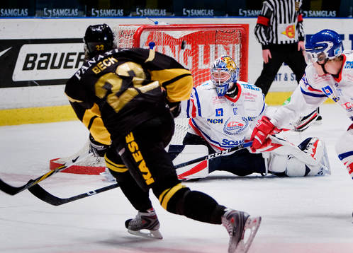 Mattias Beck, AIK, skjuter på Christian Engstrand,
