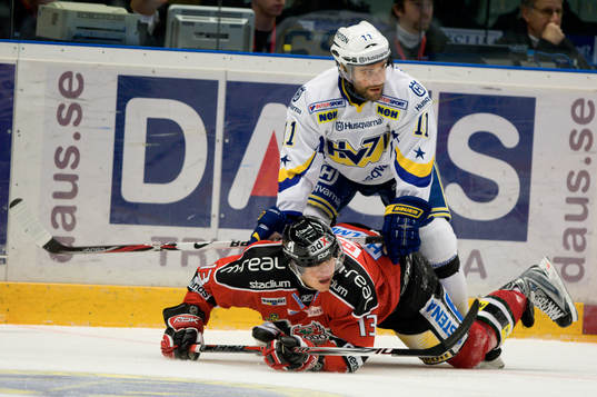 Johan Lindström, HV71 trycker ner Marco Tuokko, Modo