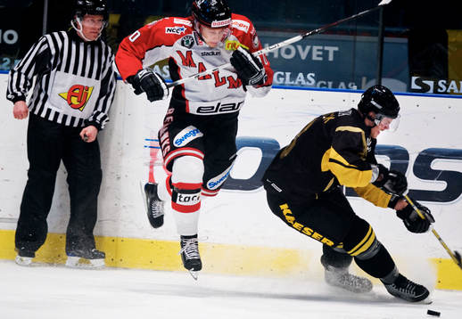 Robin Alvarez, Malmö, försöker ta pucken av Mattias