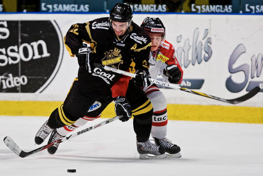 Mattias Beck, AIK, och Robin Alvarez, Malmö, kämpar om