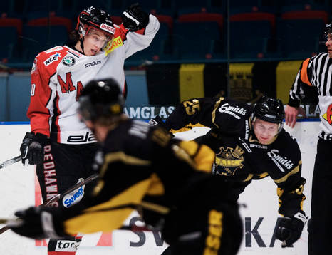 Robin Alvarez, Malmö, trycker till Johan Adolfsson, AIK