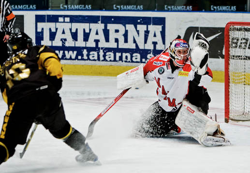 Henrik Karlsson, målvakt, Malmö, räddar ett straffslag