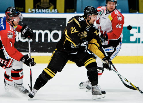 Mattias Beck, AIK, har koll på pucken