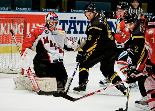 Oroligt framför Henrik Karlsson, målvakt, Malmö