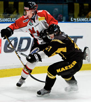 Per Johnsson, Malmö, och Christian Sandberg, AIK, i en