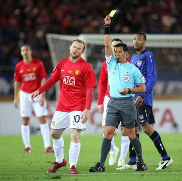 Wayne Rooney, Manchester U, får gult kort, varning,