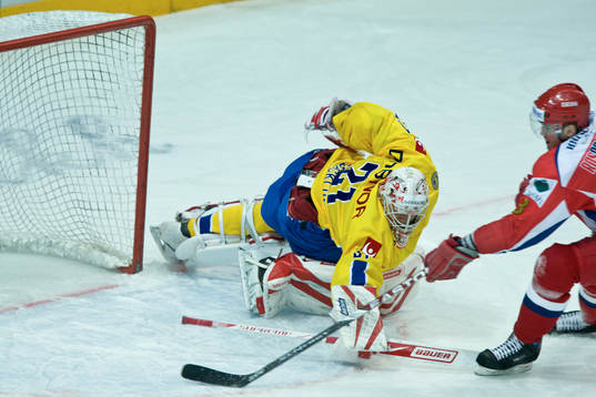 Johan Backlund, målvakt Sverige blir lurad av Alexey