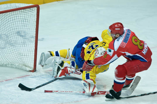 Johan Backlund, målvakt Sverige blir lurad av Alexey