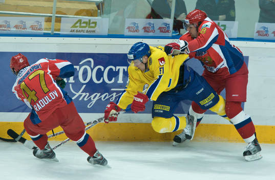 Mika Hannula, Sverige blir crosscheckad av Alexey Mikhonov,