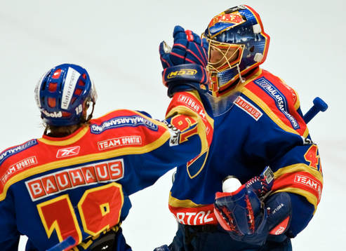 Gustaf Wesslau, målvakt, gratuleras