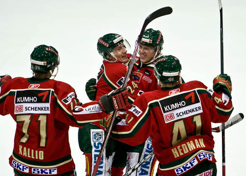 Niklas Andersson gör 2-1 till Frölunda. Jubel, Mikael