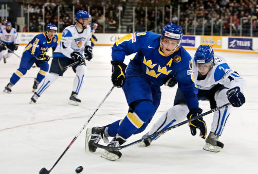 Joakim Andersson, Sverige, håller undan Ari Gröndahl,