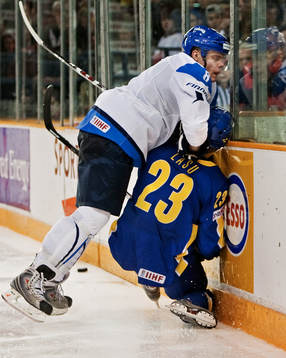 Jyri Niemi, Finland, tacklar Nicklas Lasu, Sverige