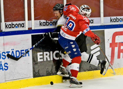 Lenny Dower, Borås, trycker till Dick Tärnström, AIK