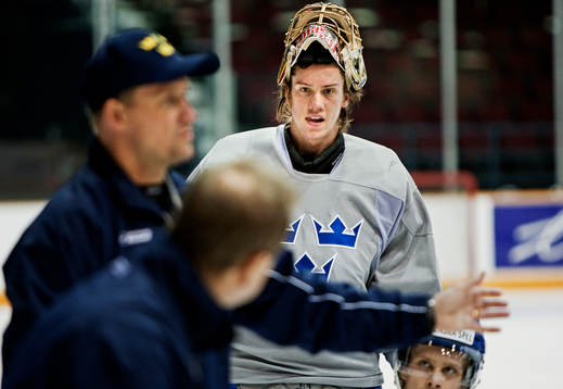 Jacob Markström, målvakt, lyssnar på en genomgång