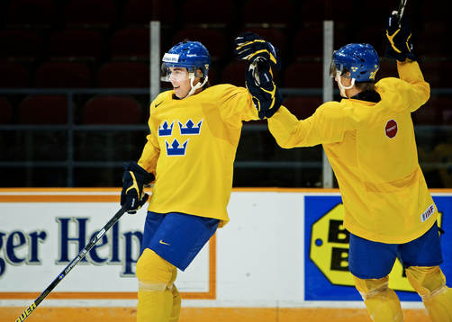 Sebastian Erixon och Mikael Backlund jubel