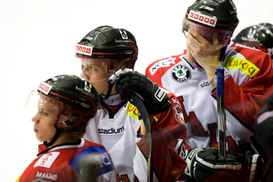 Bläddra bland fler bilder av Ishockey, Allsvenskan, Troja - MalmöWon't you help me throughT