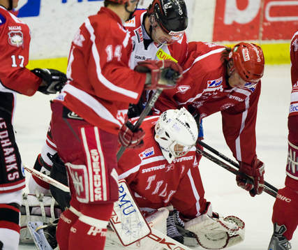Trångt vid Petter Sandström, målvakt, Troja