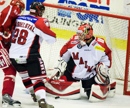 Pucken dansar framför Henrik Karlsson, målvakt, Malmö