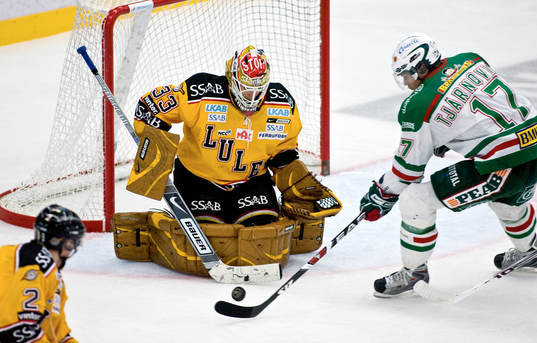 Mattias Modig,  målvakt, Luleå, räddar på Mathias