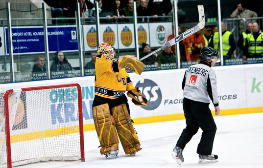Mattias Modig,  målvakt, Luleå, blir galen när Rögle