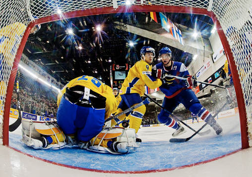 Jacob Markström, målvakt, Sverige, räddar en puck i ett