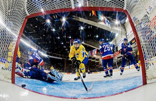 Simon Hjalmarsson, Sverige, gör 1-0 bakom Jaroslav Janus,