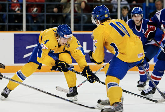 Victor Hedman, Sverige, förlorar pucken