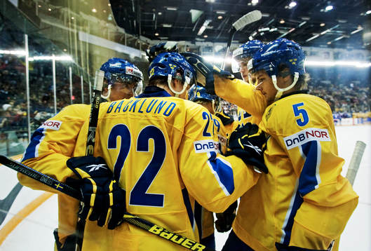 Mikael Backlund, Sverige, gratuleras till sitt 2-0-mål