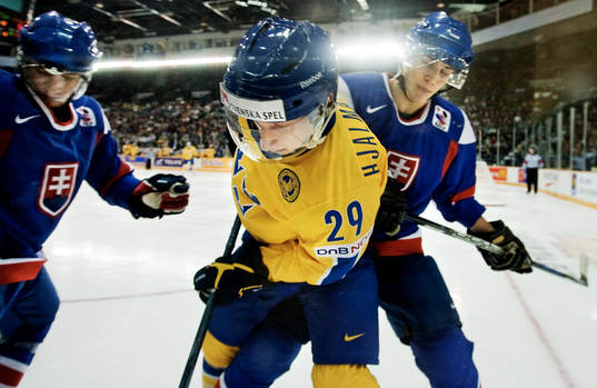 Simon Hjalmarsson, Sverige, håller undan pucken från två