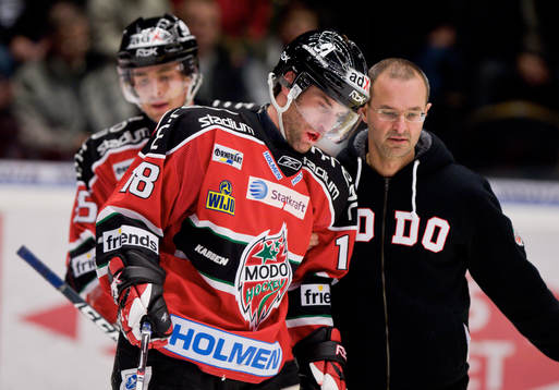 Per Hållberg, Modo tacklas hårt och utgår