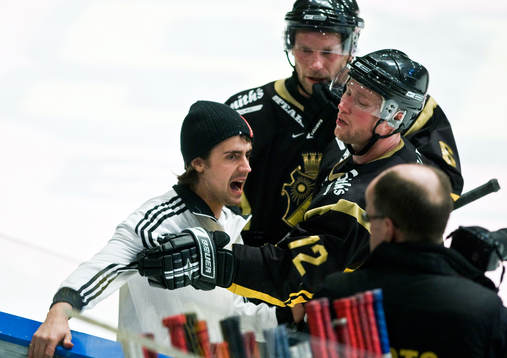 En supporter från klacken på isen och Dick Tärnström,