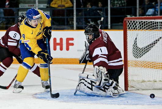 Oscar Möller, Sverige, skjuter ett skott i stolpen