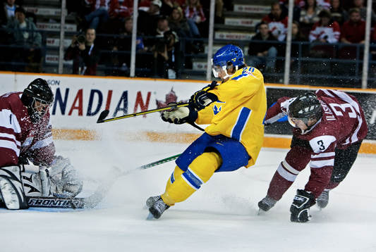 Mattias Tedenby, Sverige, sprutar ner Nauris Enkuzens,