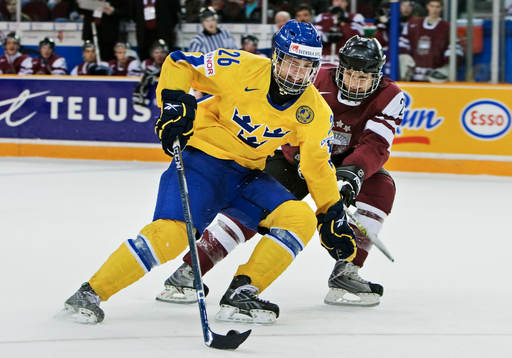 Jacob Josefson, Sverige, tar sig förbi Ralfs Freibergs,