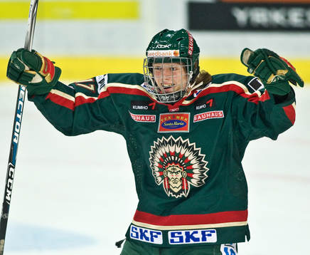 Carl Klingberg gör mål för Frölunda.  Jubel