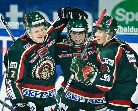 Carl Klingberg gör mål för Frölunda, Grattuleras av