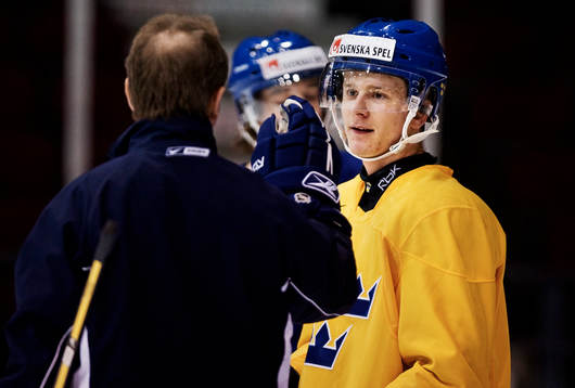Nicklas Lasu får instruktioner av Pär Mårts