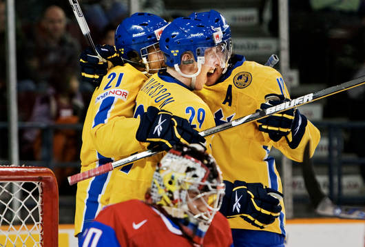Simon Hjalmarsson, Sverige, gratuleras till sitt 2-0-mål