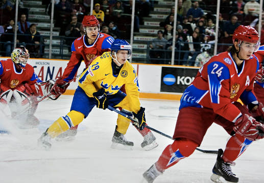 Simon Hjalmarsson, Sverige, uppvaktas av Pavel Chernov,