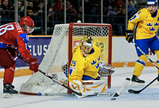 Dmitri Kugryshev, Ryssland, försöker trycka in pucken