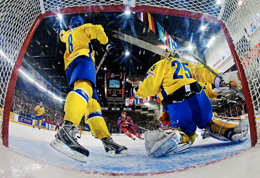 Viktor Ekbom tar ner en puck i handen vid sidan om Jacob