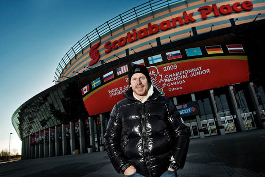 Daniel Alfredsson framför Ottawa Senators arena Scotiabank