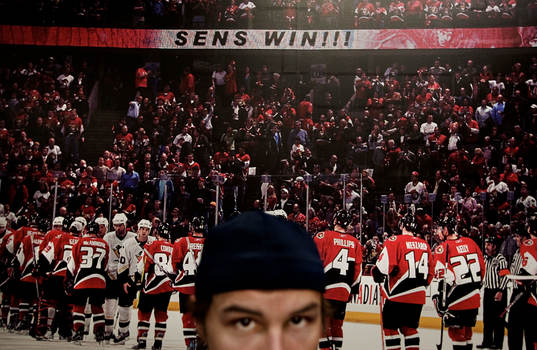 Erik Karlsson framför en Senators-bild