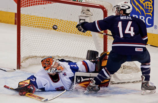 Mitch Wahl, USA, ser på pucken som sedermera räddas av