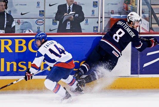 Tomas Tatar, Slovakien, bjuder Kevin Shattenkirk, USA, på
